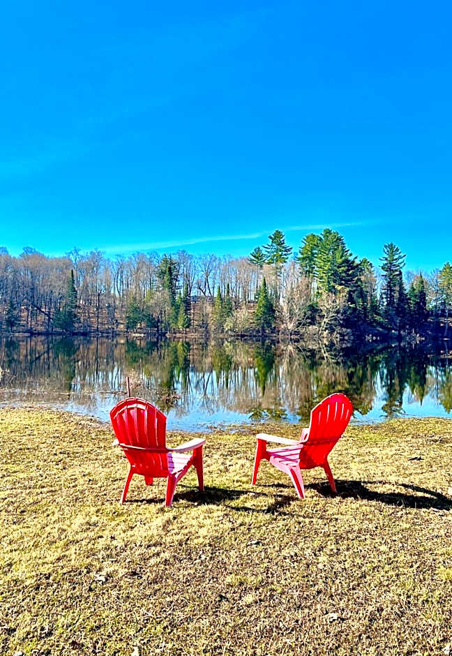 Quiet Bay Lakeside Escape