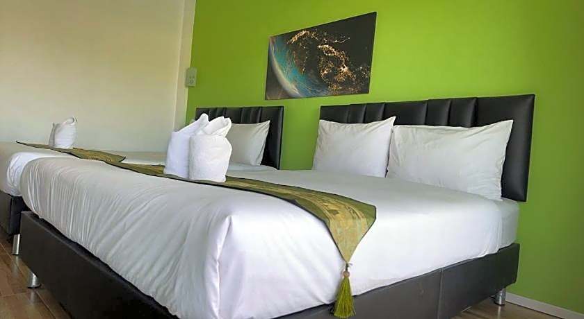 Thipburee Riverside Hotel