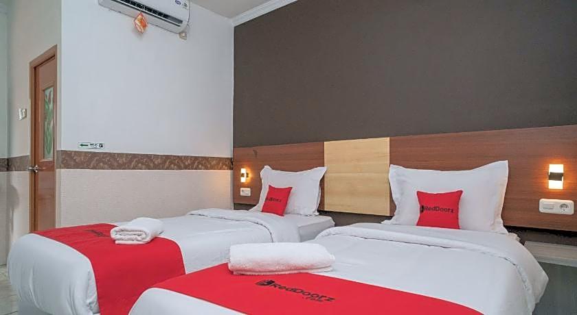 RedDoorz Syariah near Kota Cinema Mall Jatiasih