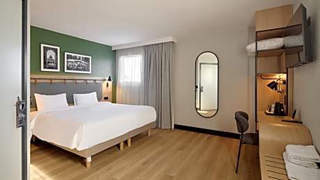 Standard Room - 1 Queen Bed