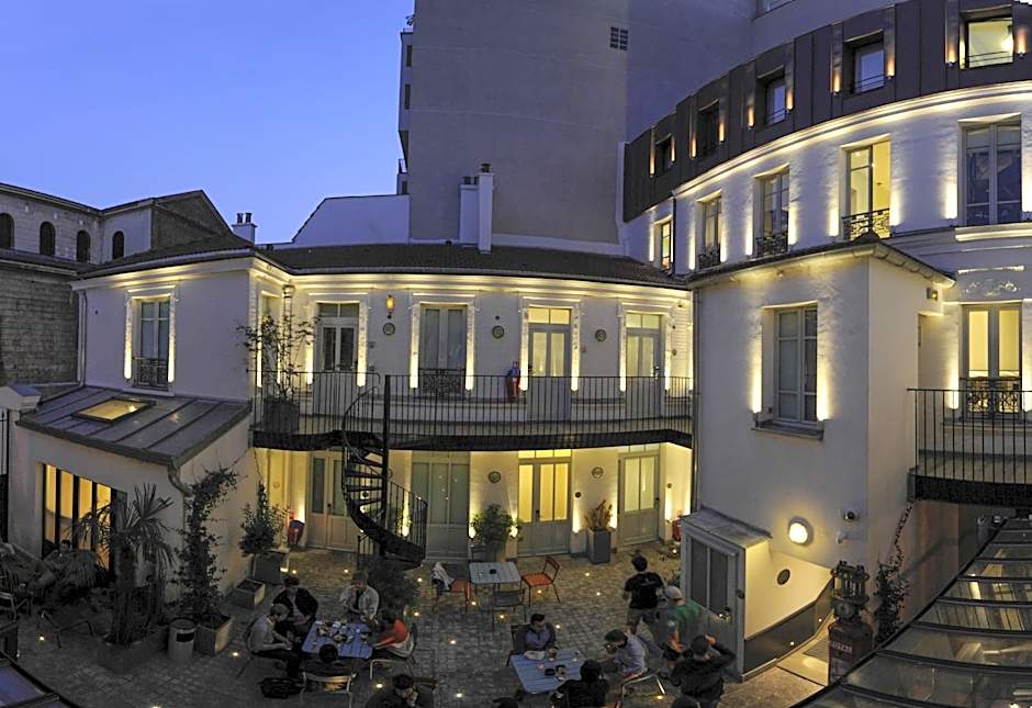 The 3 Ducks Eiffel Tower by Hiphophostels