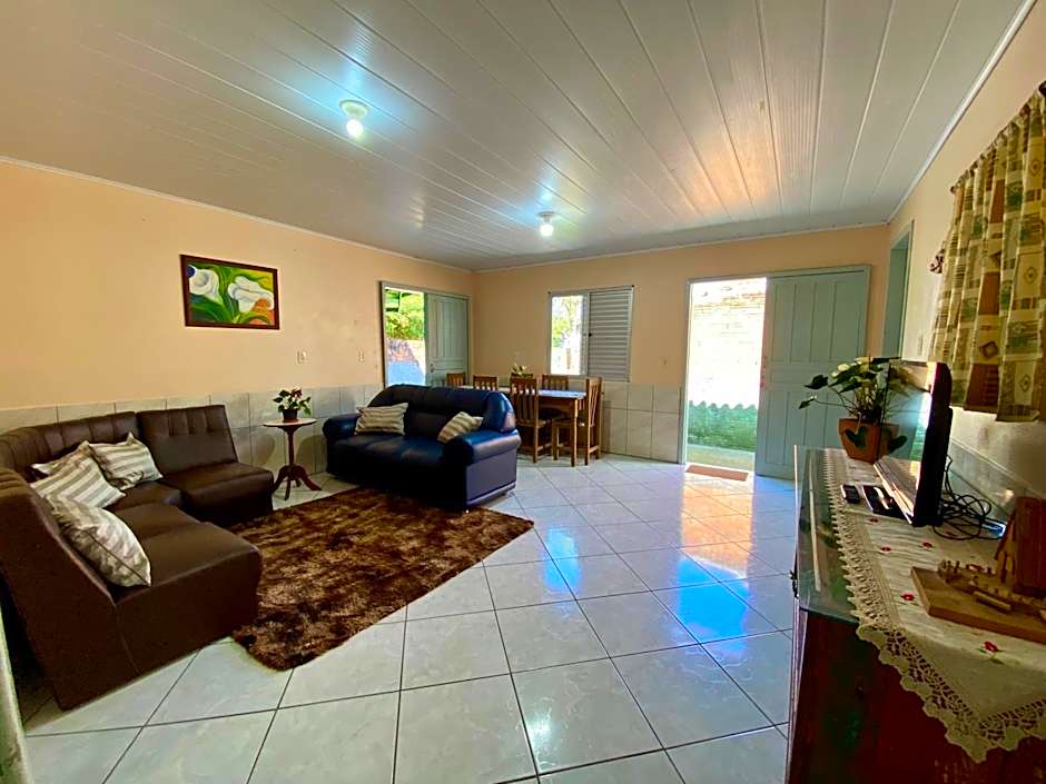 Ambiente ideal para famílias, casa conjulgada com Wi-Fi rápido, cozinha exclusiva e equipada, varanda com churrasqueira - A apenas 1 km da praia e 5 km da charmosa Praia da Vila