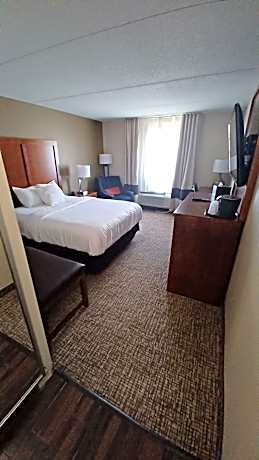 1 Queen Bed, Mobility Accessible Room, Bathtub w/ Grab Bars, Non-Smoking