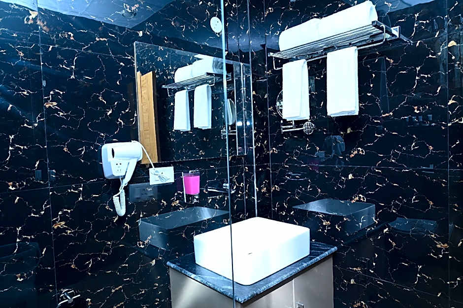 SPT Clarks Inn Suites, Mandi