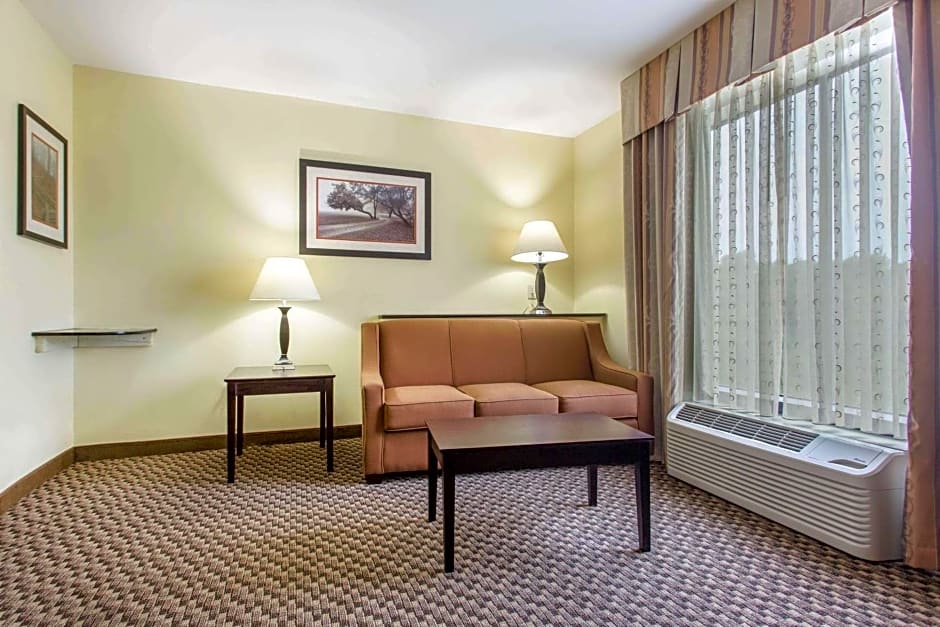 Comfort Suites Clinton near Presbyterian College