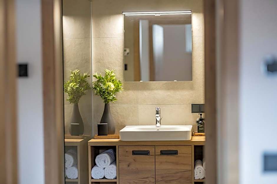 RIVERSIDE RAURIS APARTMENTS