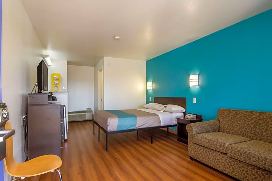 Motel 6 Portland Mall - 205