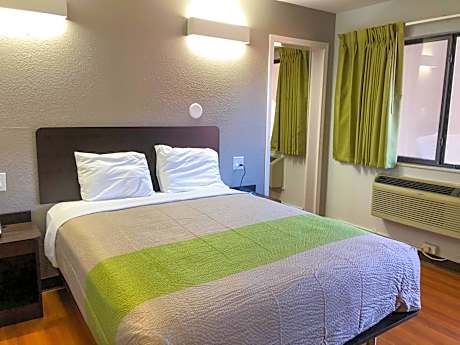 Deluxe Queen Room with Two Queen Beds - Smoking