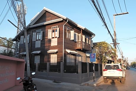 บ้านเสงี่ยม-มณี Baan Sa ngiam-Manee