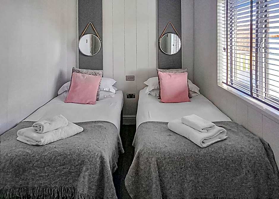 Cherry Bird Lodge Escape