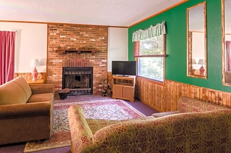 Cody Cottage with Fireplace