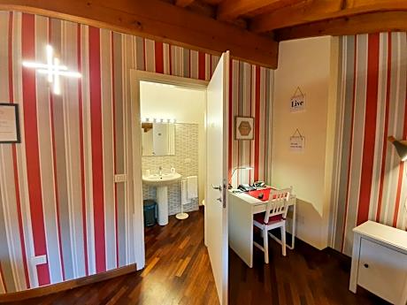Deluxe Twin Room with Private Bathroom