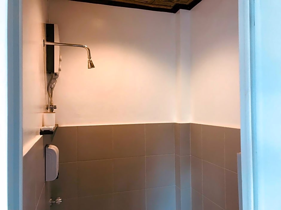 Everyday Sunday Hotel & Cafe