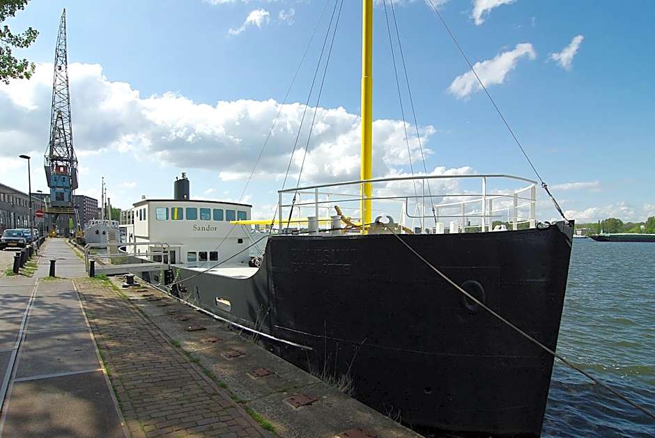 Magnificent houseboat with a stunning view!