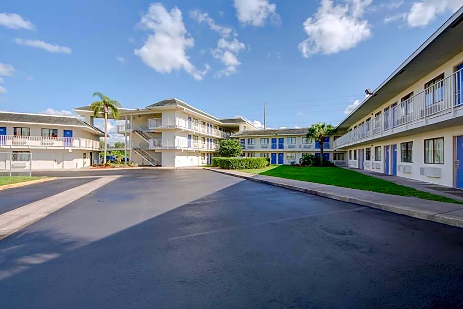 Motel 6-Lakeland, FL