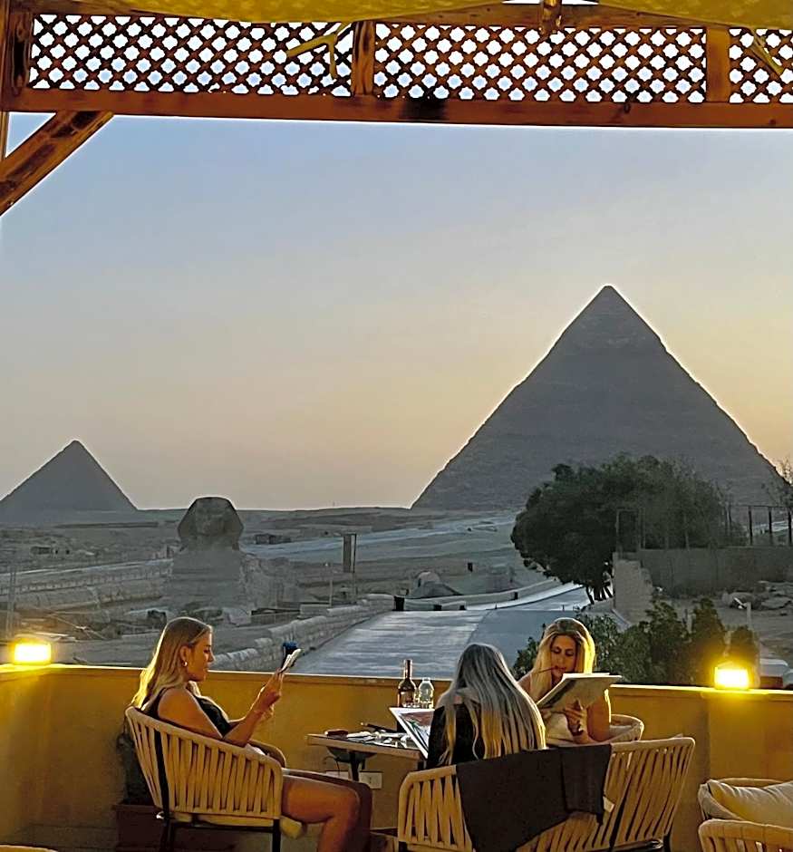 The Gate Hotel Front Pyramids & Sphinx View