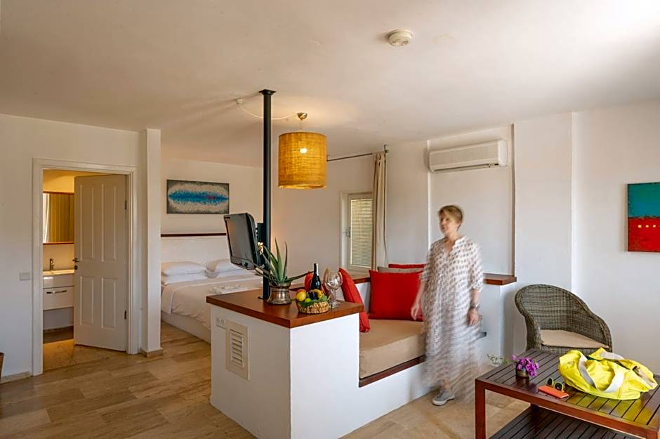 4reasons hotel + bistro | 12+