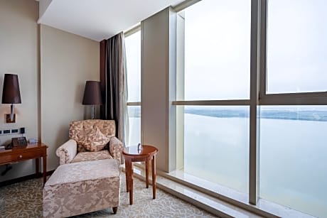 1 King Premium River View Lounge Access