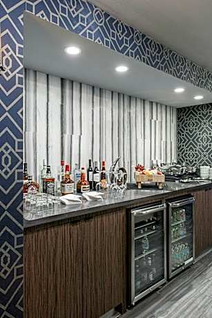 Executive Suite, M Club Lounge Access, 2 Room Suite, 1 King, High Floor
