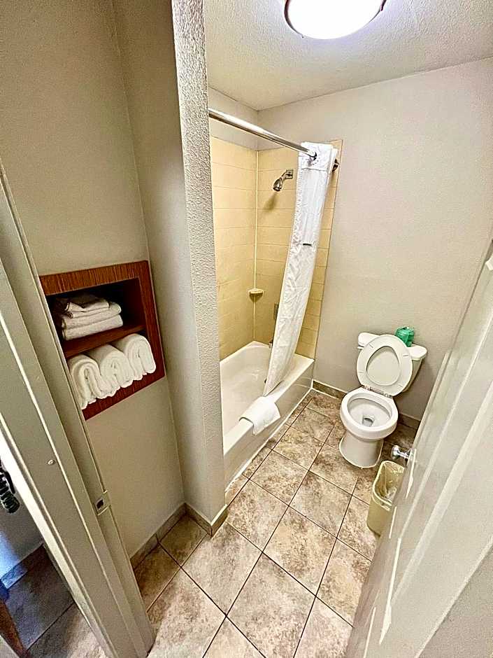 Days Inn & Suites by Wyndham Arlington Near Six Flags