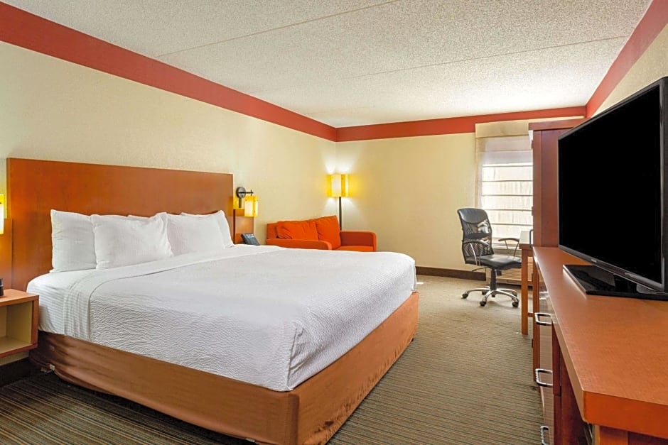 La Quinta Inn & Suites by Wyndham Charlotte Airport North