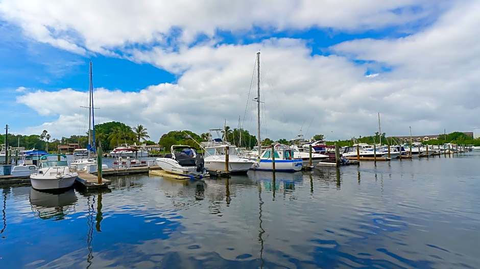 Heated Pool, Huge TV, Waterfront Tiki Bar & Grill, Close to Beaches