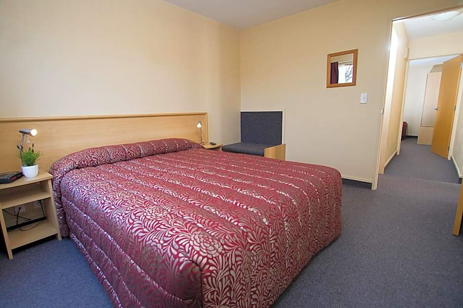 Alhambra Oaks Motor Lodge
