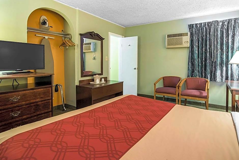 Photo 1 of 5 of 1 Queen Bed, Nonsmoking