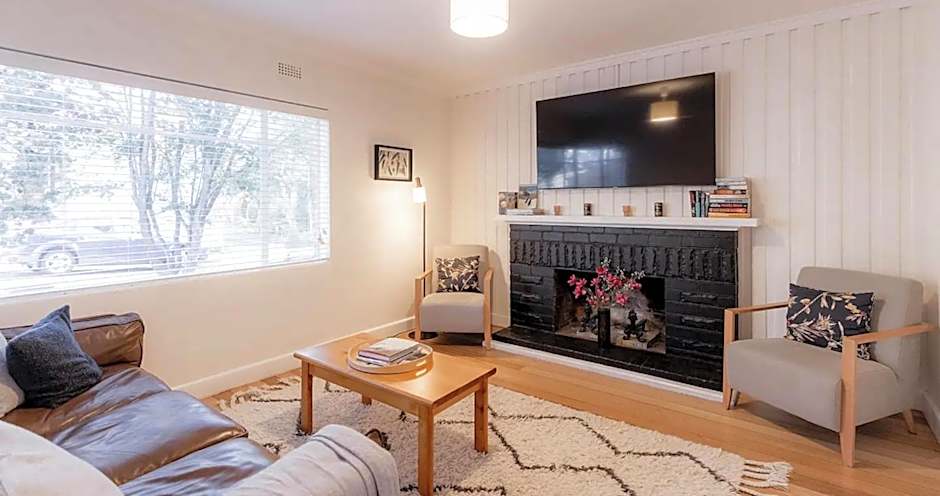 Relaxing modern home in central Sandy Bay