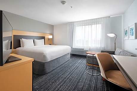 King Studio with Roll-in Shower - Mobility and Hearing Accessible