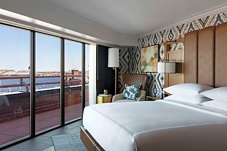 Luxury Waterfront Suite, Larger Suite, 1 King, Sofa bed, Waterfront, Balcony