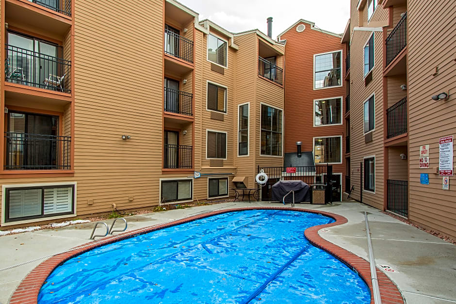 Carriage House Condominiums by All Seasons Resort Lodging