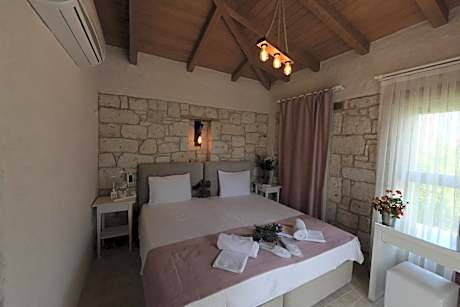 Deluxe Double Room (2 Adults + 1 Child)