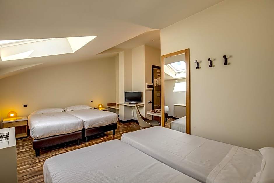 Photo 1 of 4 of Quadruple Room