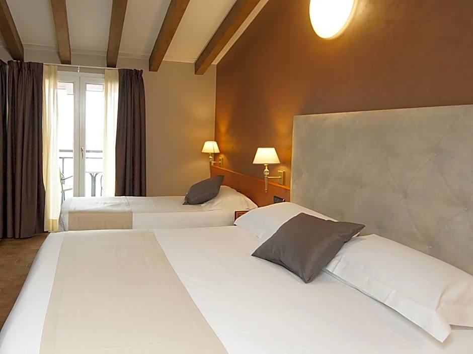 Hotel Clarin 14 by Dori