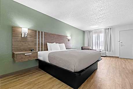 1 King Bed, Nonsmoking