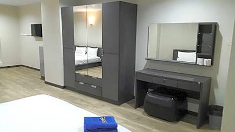 Deluxe Double - 1 King Bed