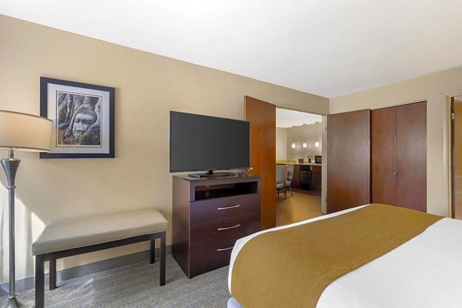 Best Western Plus Plaza By The Green