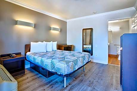 Queen Room - Disability Access - Non-Smoking