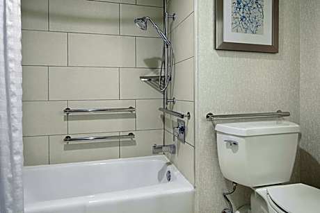 2 Queen 2 Rm Suite Mobility Access Bathtub Ns