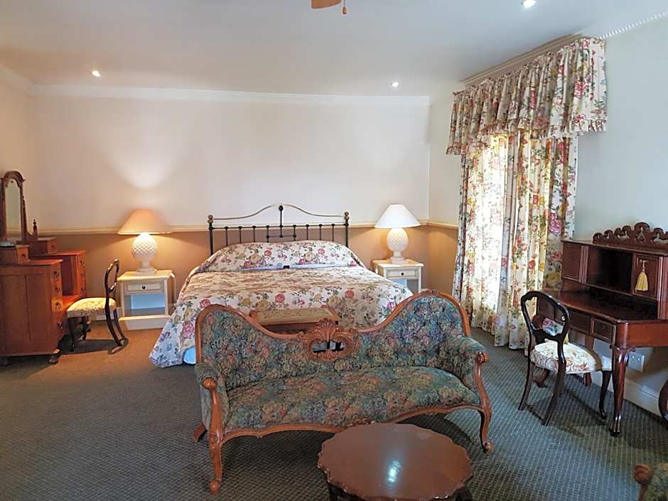 Sherwood's Country House