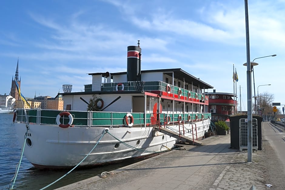 The Red Boat and Ran