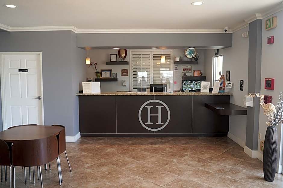 Harbor Inn & Suites