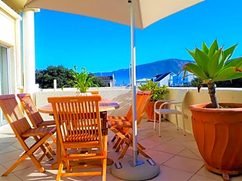 Hermanus Beachfront Lodge