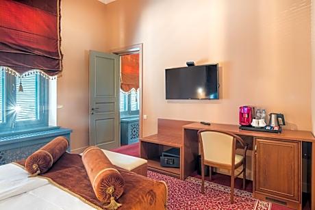 Suite with Mountain View