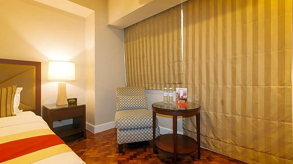 RedDoorz Premium @ The Residences Olympia Makati