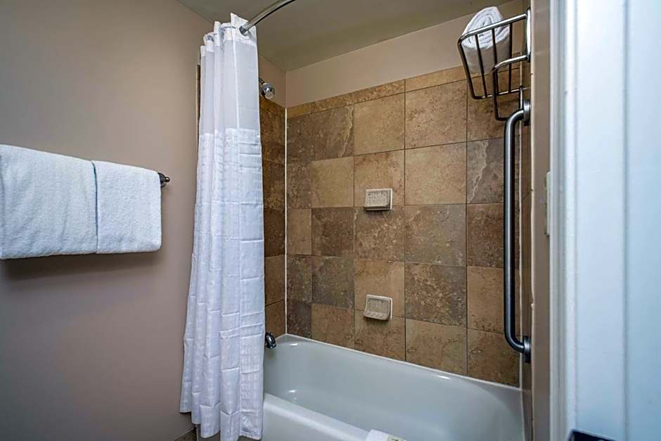 Clarion Collection Arlington Court Suites Hotel