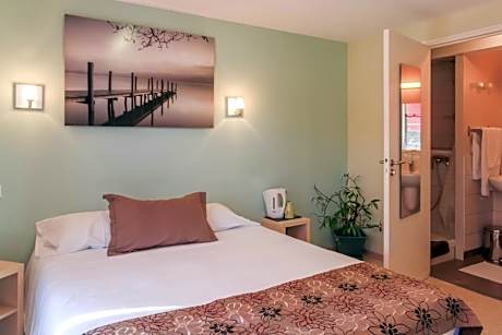 Family Room (2 Adults + 1 Child)