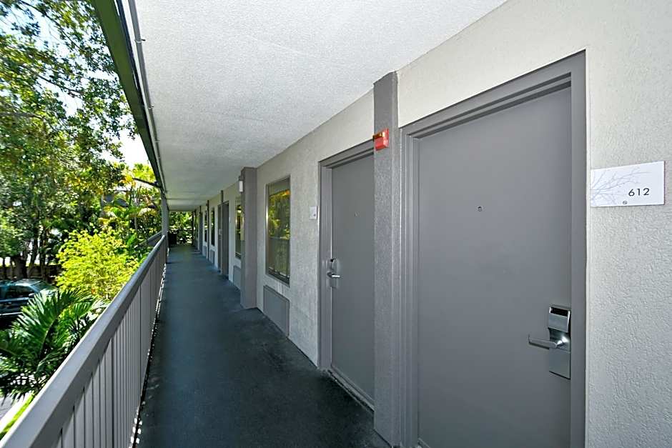 Sarasota Cay Club #612 - Heated Pool, Bunk Beds, Huge TV, Tiki Bar, More!