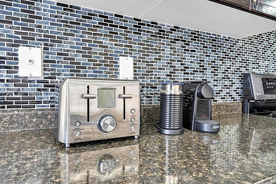 Oshawa Family Haven - Luxury 7BR Villa with Cozy Fireplaces & Hot Tub